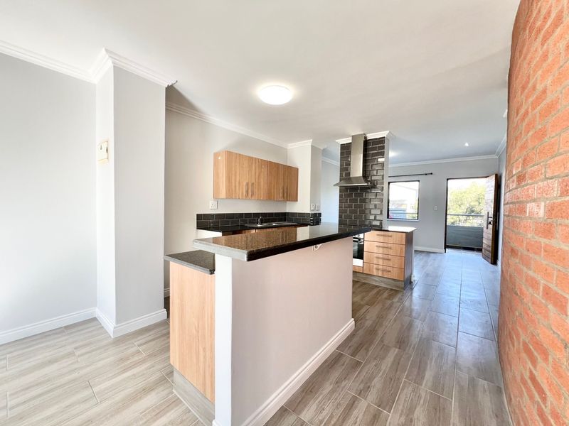 Stylish Two-Bedroom, Two-Bathroom Upstairs Apartment - Photo 4