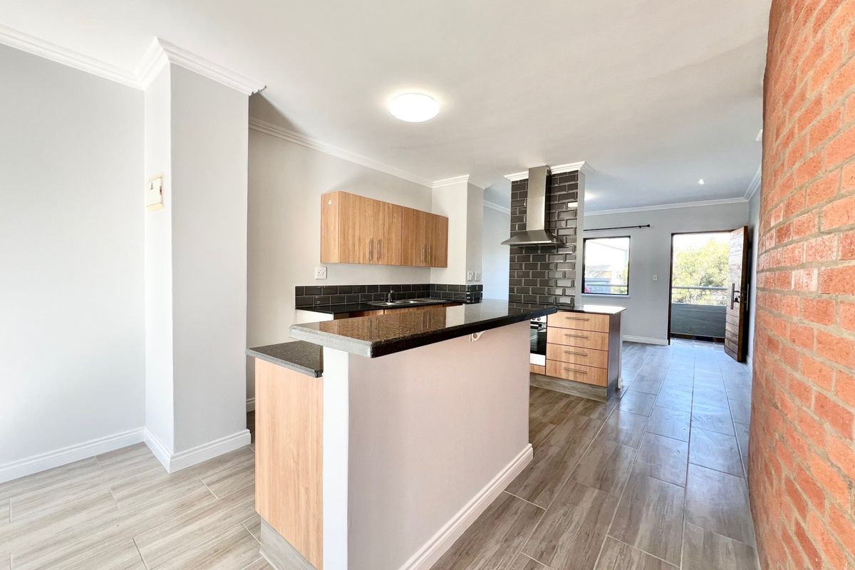 Stylish Two-Bedroom, Two-Bathroom Upstairs Apartment - Photo 4