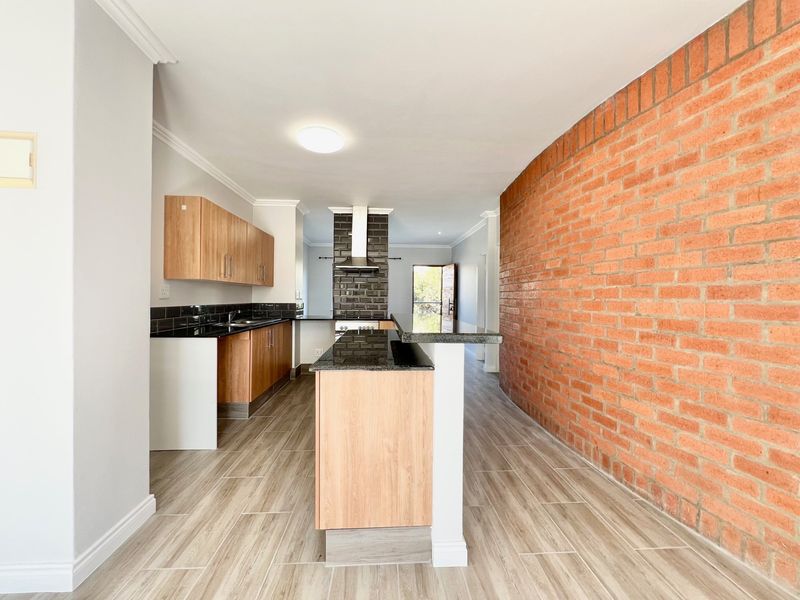 Stylish Two-Bedroom, Two-Bathroom Upstairs Apartment - Photo 5