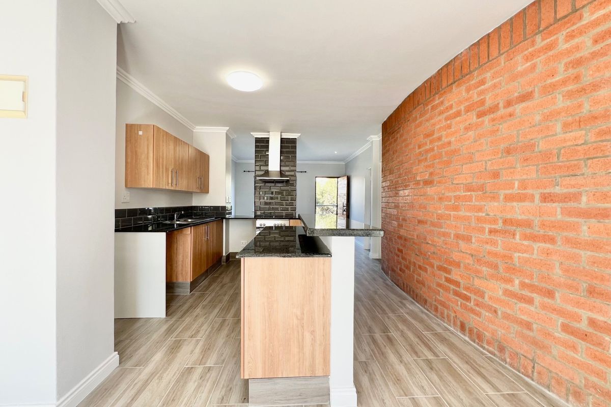 Stylish Two-Bedroom, Two-Bathroom Upstairs Apartment - Photo 5