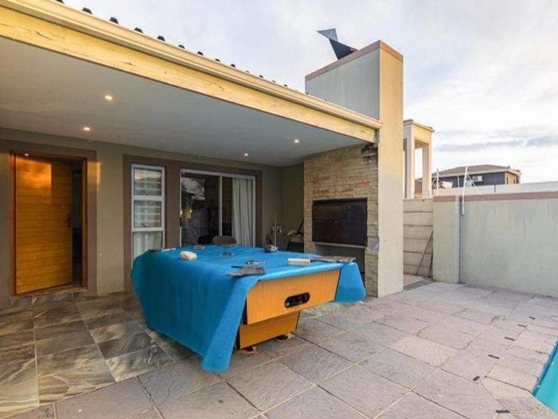 Family Home in Sandown Blouberg - Photo 2