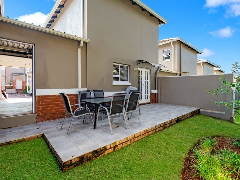 Beautifully Renovated Duplex in Bryanston’s Most Sought-After Complex - Photo 7