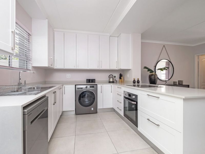 Beautifully Renovated Duplex in Bryanston’s Most Sought-After Complex - Photo 2