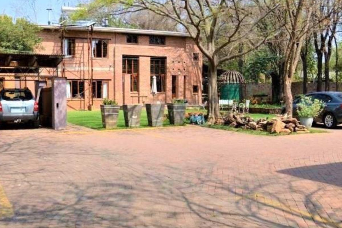 Delux Guesthouse And Investment Opportunity - Prime Pretoria Location (Close to HPC And TUKS) - Photo 5