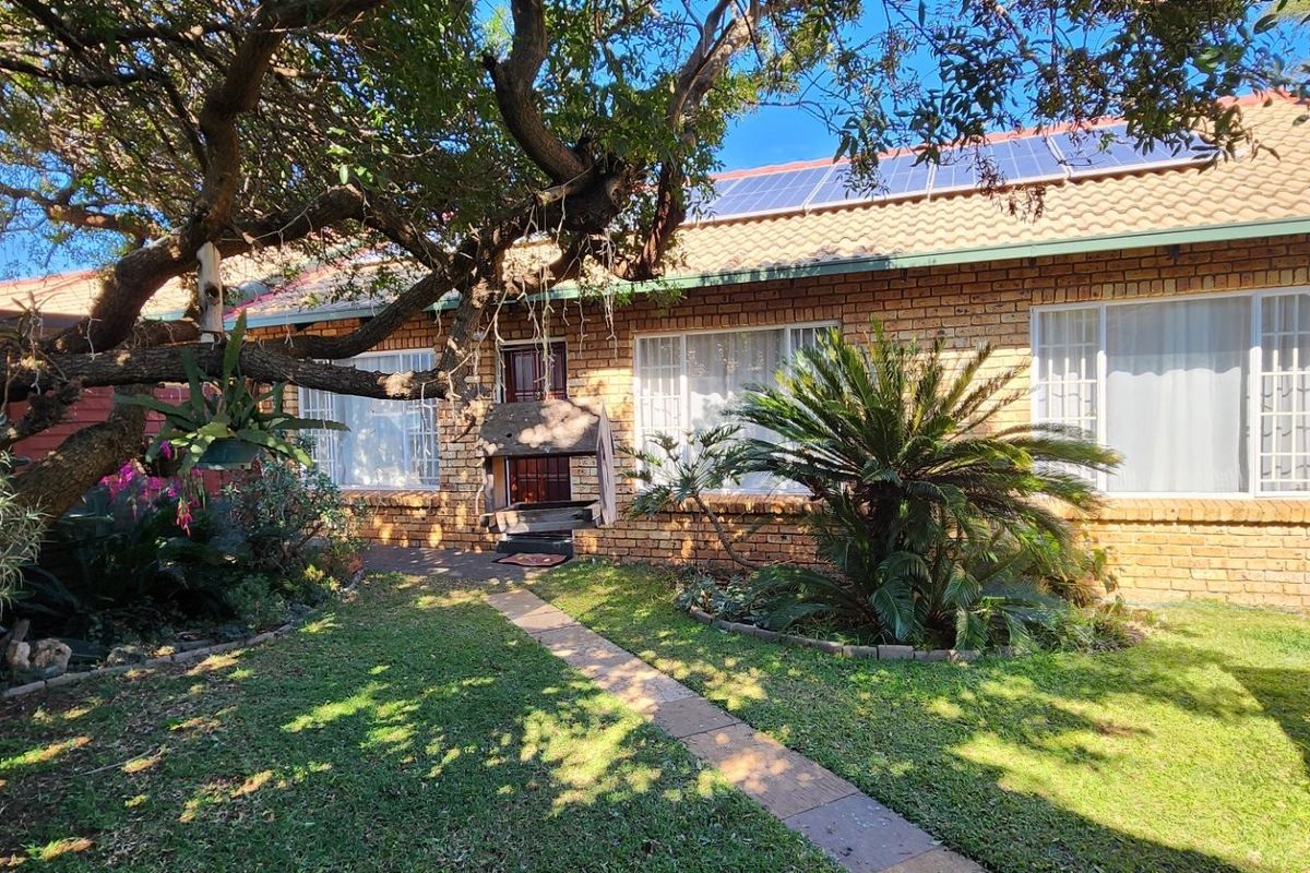 Townhouse For Sale in Pierre Van Ryneveld, Centurion - Photo 2