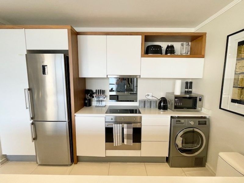 Exquisitely furnished 2 bed upper floor apartment - Photo 8