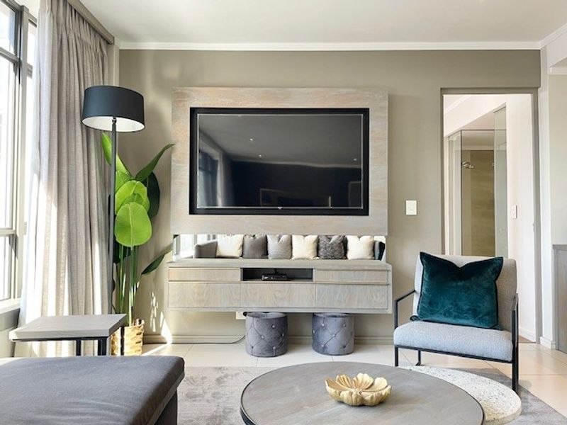 Exquisitely furnished 2 bed upper floor apartment - Photo 2