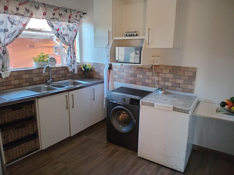 2 Bedroom property with 3 separate entrance apartments - Photo 7