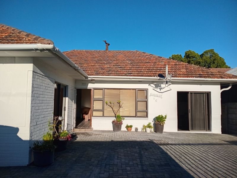 2 Bedroom property with 3 separate entrance apartments - Photo 3