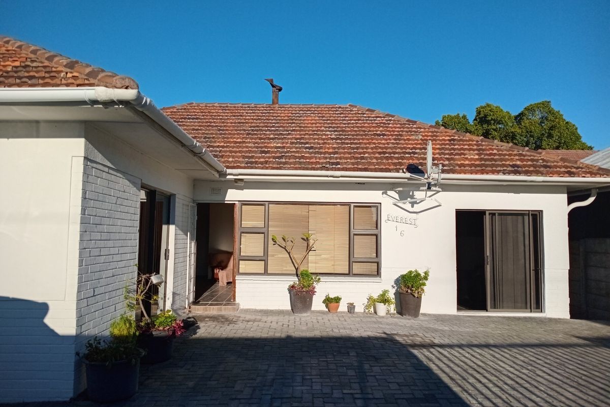 2 Bedroom property with 3 separate entrance apartments - Photo 3
