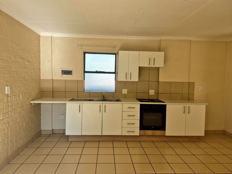 Well Maintained 1 Bedroom Ground Floor Apartment to Rent at Apartments on Gerhard, Die Hoewes - Photo 2
