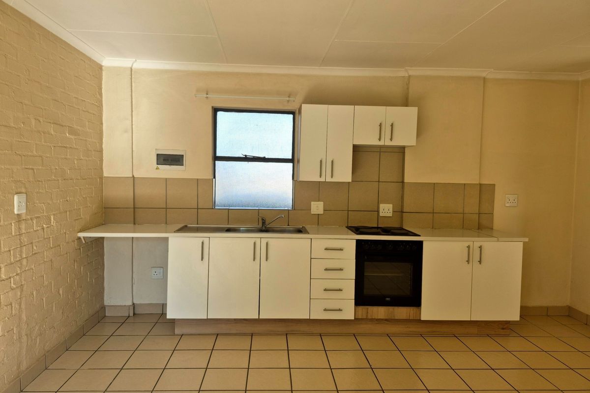 Well Maintained 1 Bedroom Ground Floor Apartment to Rent at Apartments on Gerhard, Die Hoewes - Photo 2
