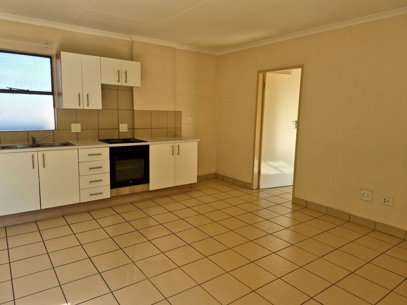 Well Maintained 1 Bedroom Ground Floor Apartment to Rent at Apartments on Gerhard, Die Hoewes - Photo 3