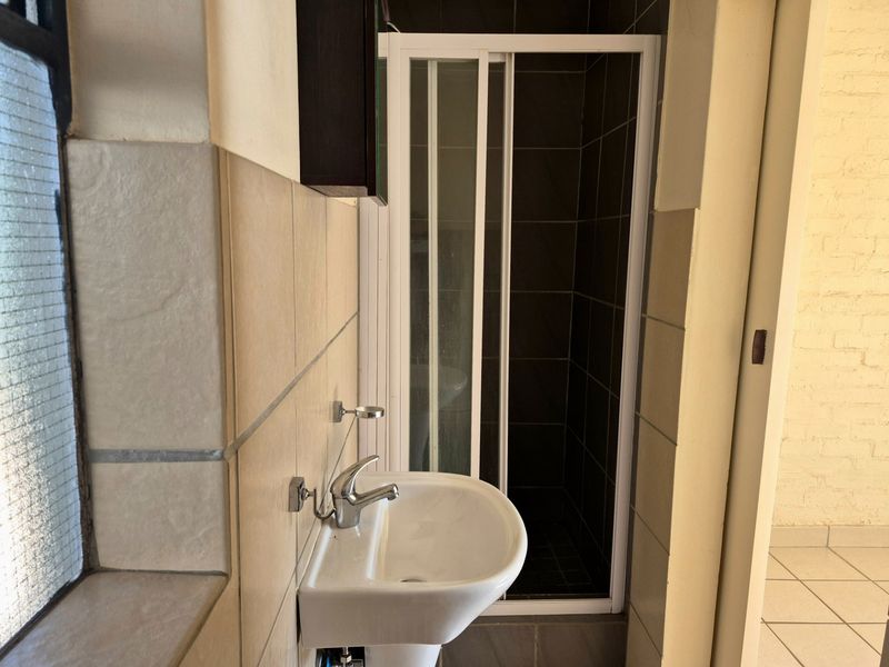 Well Maintained 1 Bedroom Ground Floor Apartment to Rent at Apartments on Gerhard, Die Hoewes - Photo 10