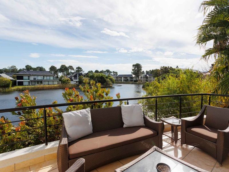Exquisite Lakefront 3 bedroom lodge with panoramic Mountain views - Photo 1
