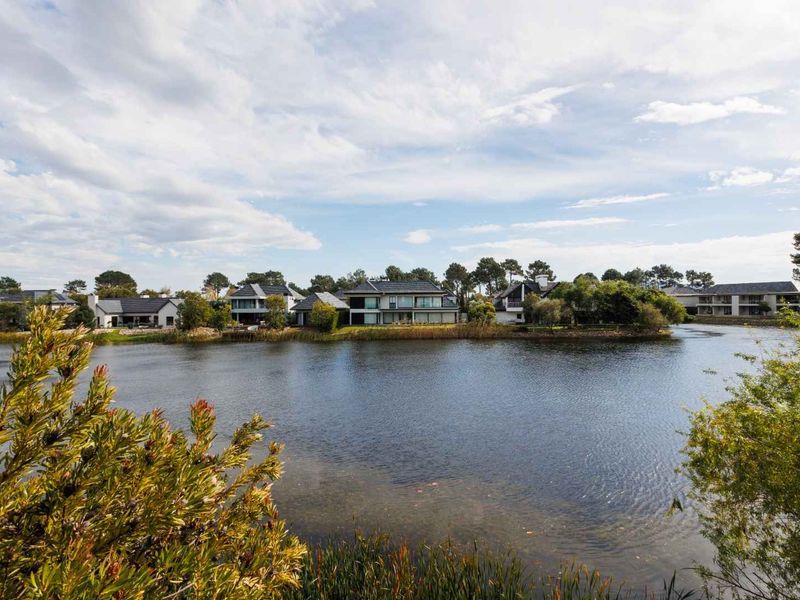 Exquisite Lakefront 3 bedroom lodge with panoramic Mountain views - Photo 3
