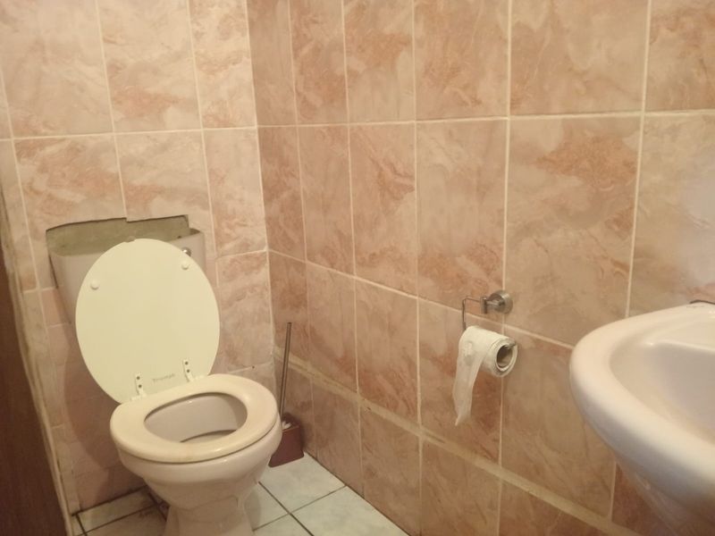 Spacious 3 Bedroom Double-Storey Apartment with Investment Potential in Amalinda North - Photo 10