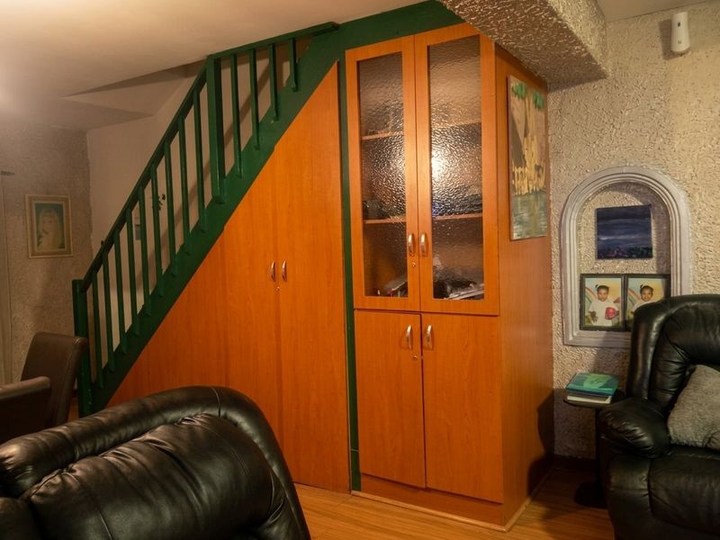 Spacious 3 Bedroom Double-Storey Apartment with Investment Potential in Amalinda North - Photo 9