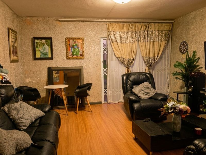 Spacious 3 Bedroom Double-Storey Apartment with Investment Potential in Amalinda North - Photo 7