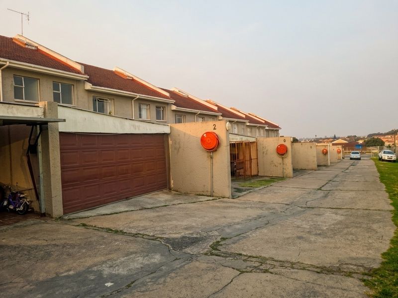 Spacious 3 Bedroom Double-Storey Apartment with Investment Potential in Amalinda North - Photo 1