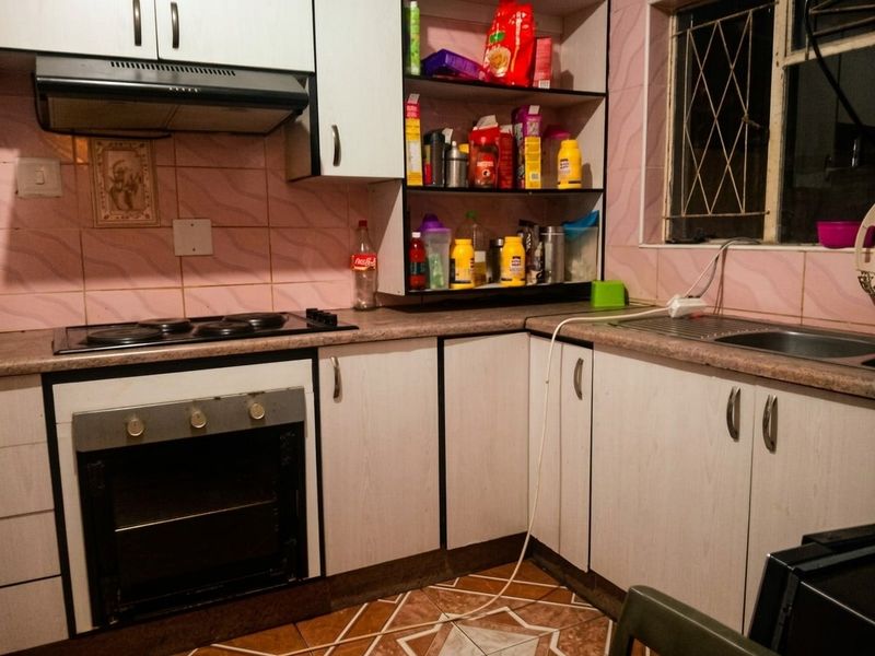 Spacious 3 Bedroom Double-Storey Apartment with Investment Potential in Amalinda North - Photo 5