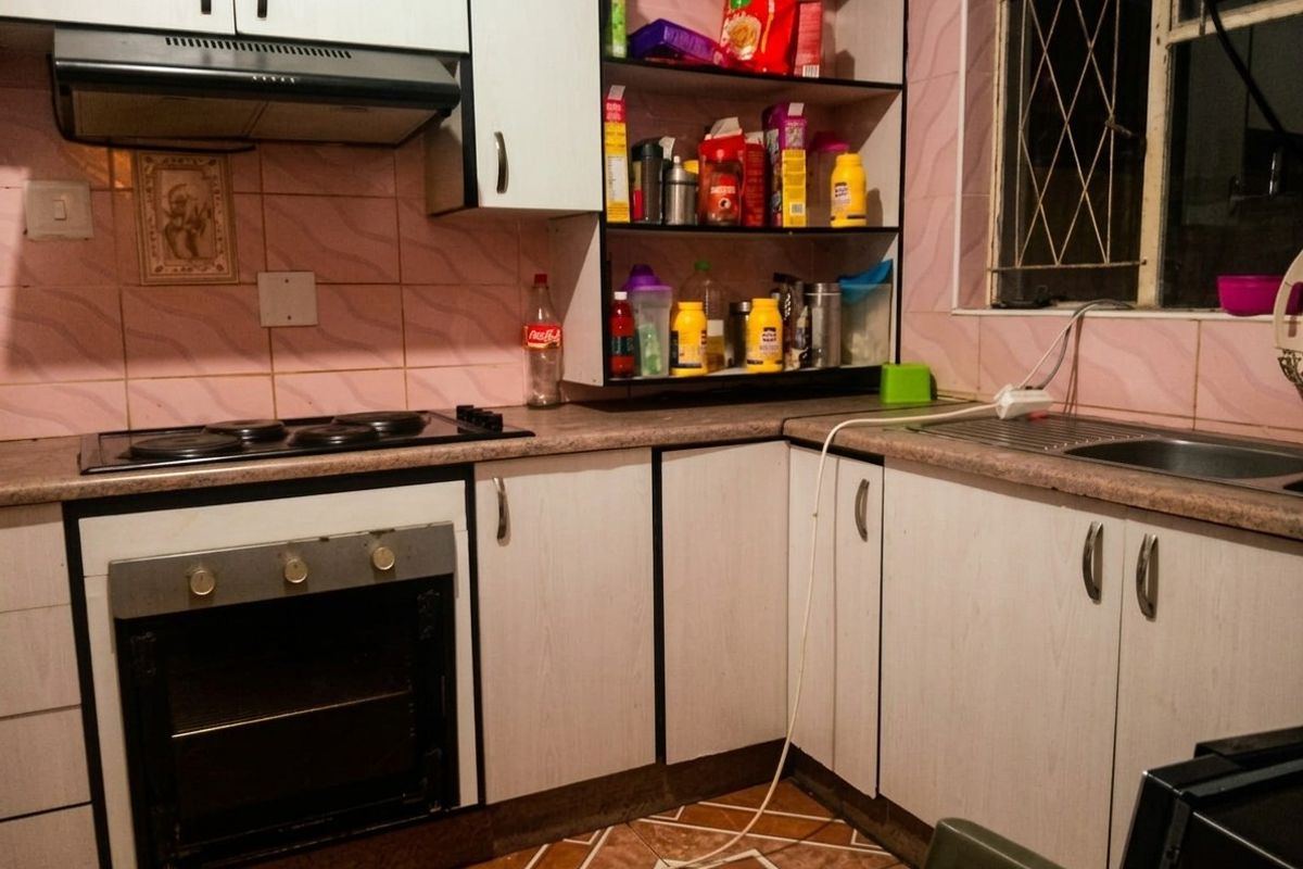 Spacious 3 Bedroom Double-Storey Apartment with Investment Potential in Amalinda North - Photo 5