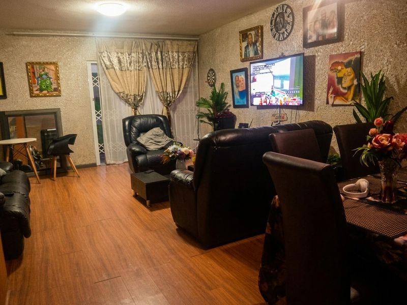 Spacious 3 Bedroom Double-Storey Apartment with Investment Potential in Amalinda North - Photo 6