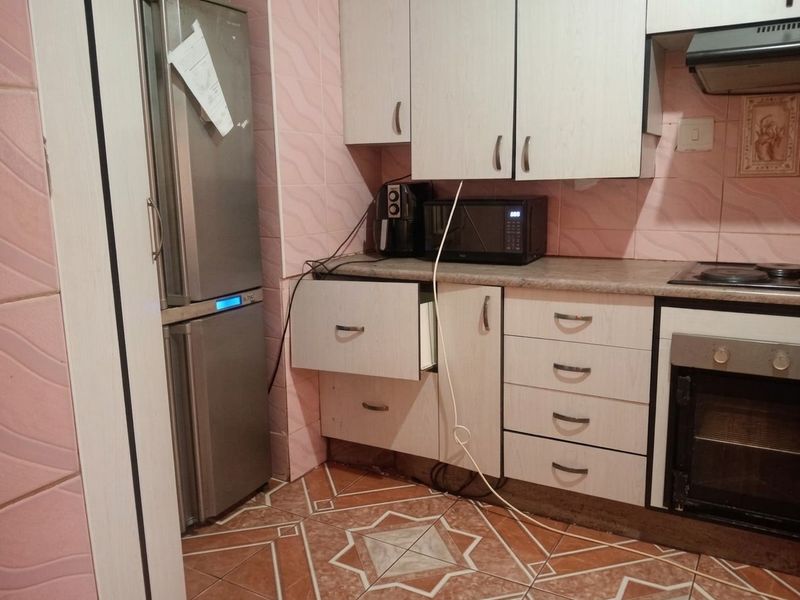 Spacious 3 Bedroom Double-Storey Apartment with Investment Potential in Amalinda North - Photo 4