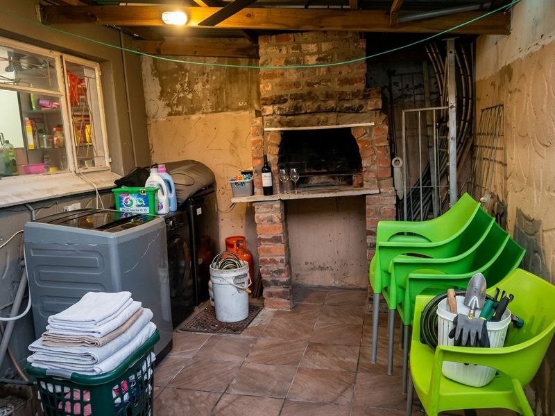 Spacious 3 Bedroom Double-Storey Apartment with Investment Potential in Amalinda North - Photo 2