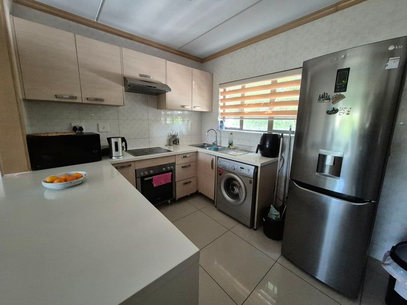 Modern 2 Bedroom, 2 Bathroom Apartment To Rent in Groveacres Estate, Kengies, Sandton - Photo 3