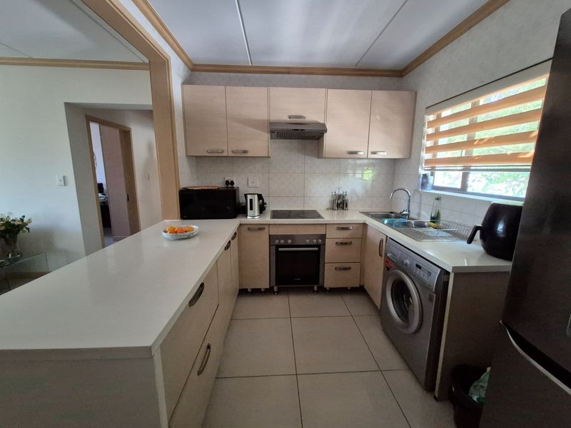 Modern 2 Bedroom, 2 Bathroom Apartment To Rent in Groveacres Estate, Kengies, Sandton - Photo 2