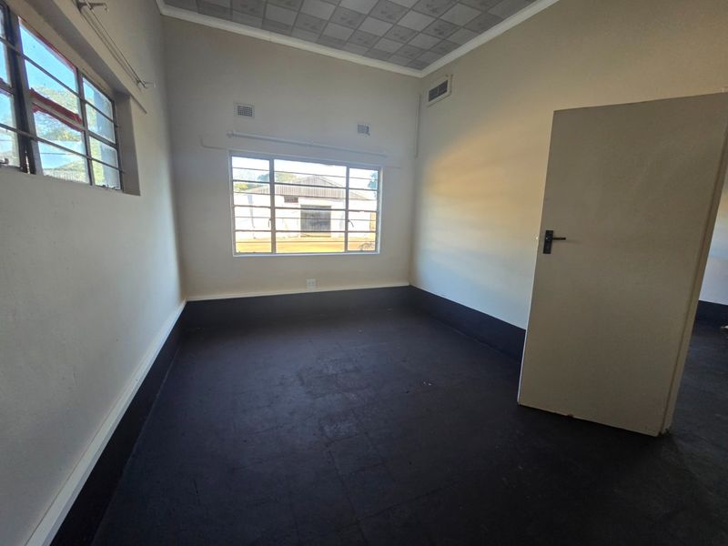 Industrial property to rent - Photo 10