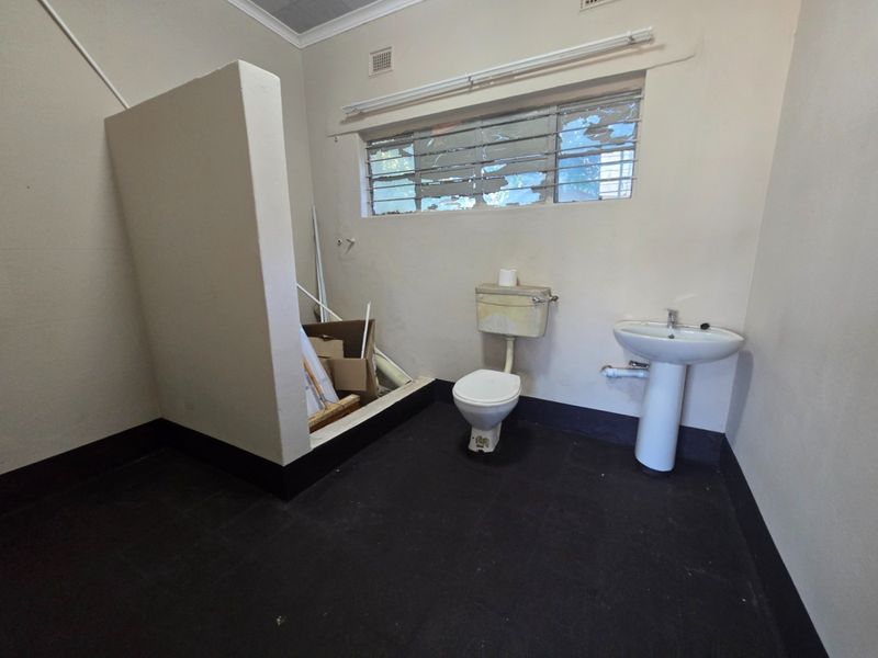 Industrial property to rent - Photo 9