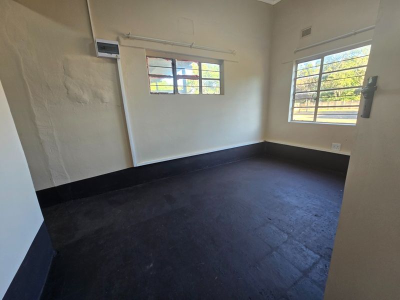 Industrial property to rent - Photo 8
