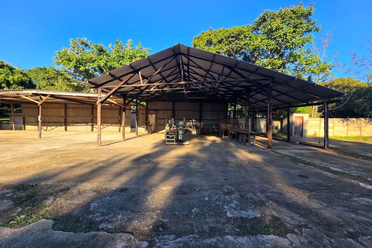 Industrial property to rent - Photo 2
