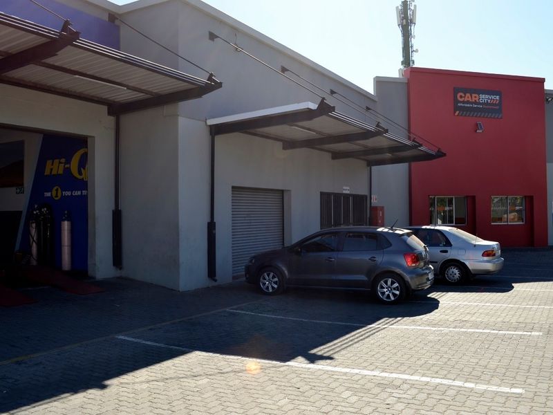 MINI UNIT, 150 SQM AT R 13 500 PM, IN MULTI TENANTED RETAIL OUTLET ON BUSY WITKKOPEN RD BLOUBOSRAND - Photo 1