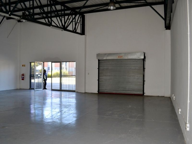 MINI UNIT, 150 SQM AT R 13 500 PM, IN MULTI TENANTED RETAIL OUTLET ON BUSY WITKKOPEN RD BLOUBOSRAND - Photo 7