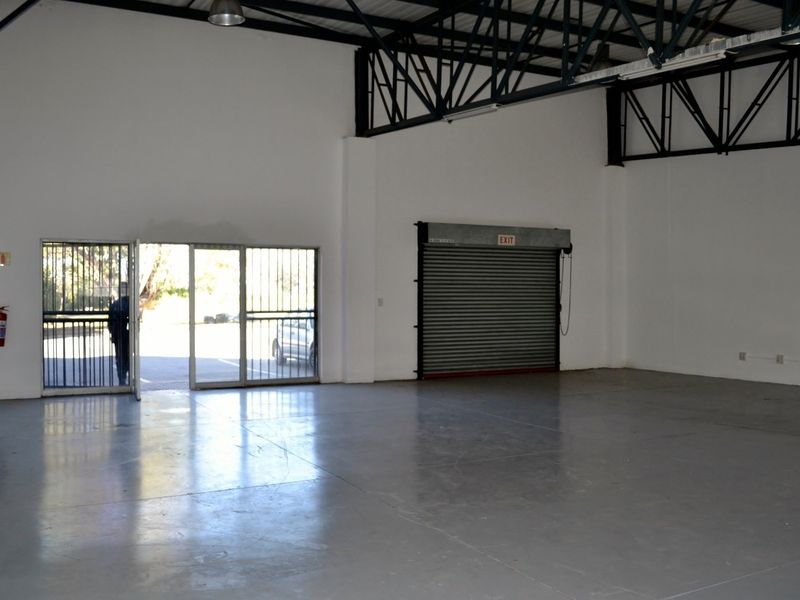MINI UNIT, 150 SQM AT R 13 500 PM, IN MULTI TENANTED RETAIL OUTLET ON BUSY WITKKOPEN RD BLOUBOSRAND - Photo 3