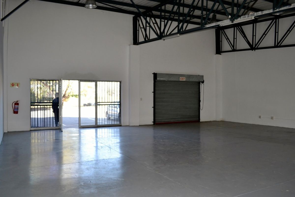 MINI UNIT, 150 SQM AT R 13 500 PM, IN MULTI TENANTED RETAIL OUTLET ON BUSY WITKKOPEN RD BLOUBOSRAND - Photo 3