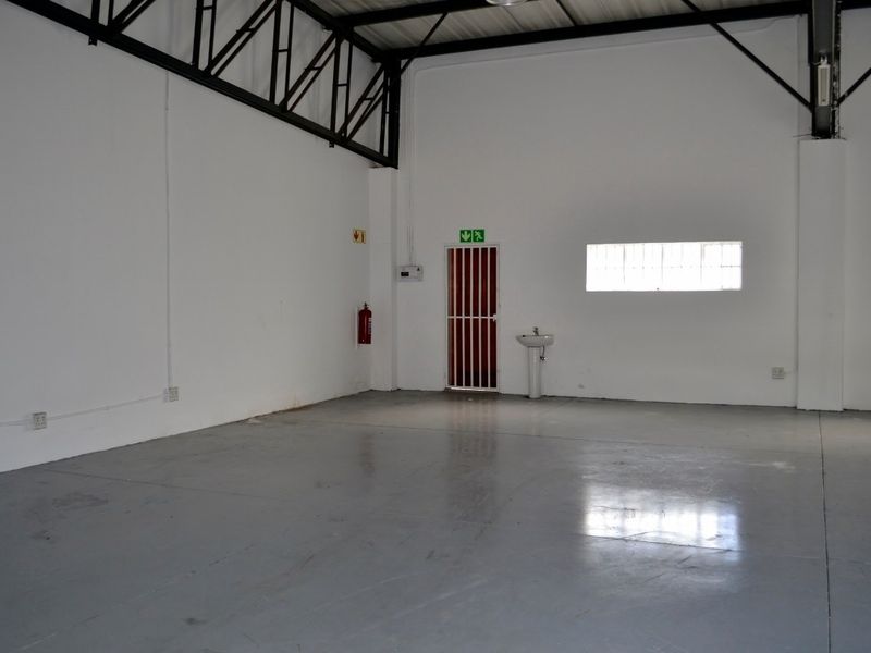 MINI UNIT, 150 SQM AT R 13 500 PM, IN MULTI TENANTED RETAIL OUTLET ON BUSY WITKKOPEN RD BLOUBOSRAND - Photo 4