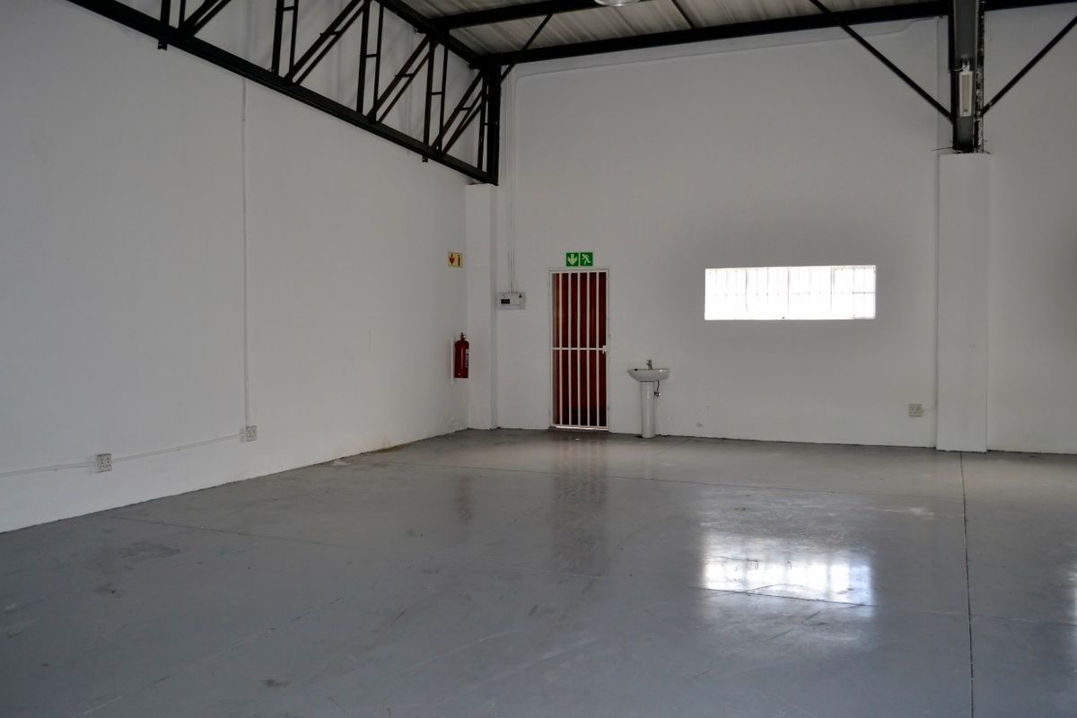 MINI UNIT, 150 SQM AT R 13 500 PM, IN MULTI TENANTED RETAIL OUTLET ON BUSY WITKKOPEN RD BLOUBOSRAND - Photo 4