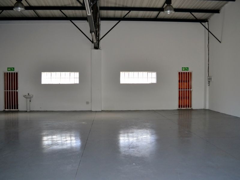 MINI UNIT, 150 SQM AT R 13 500 PM, IN MULTI TENANTED RETAIL OUTLET ON BUSY WITKKOPEN RD BLOUBOSRAND - Photo 2