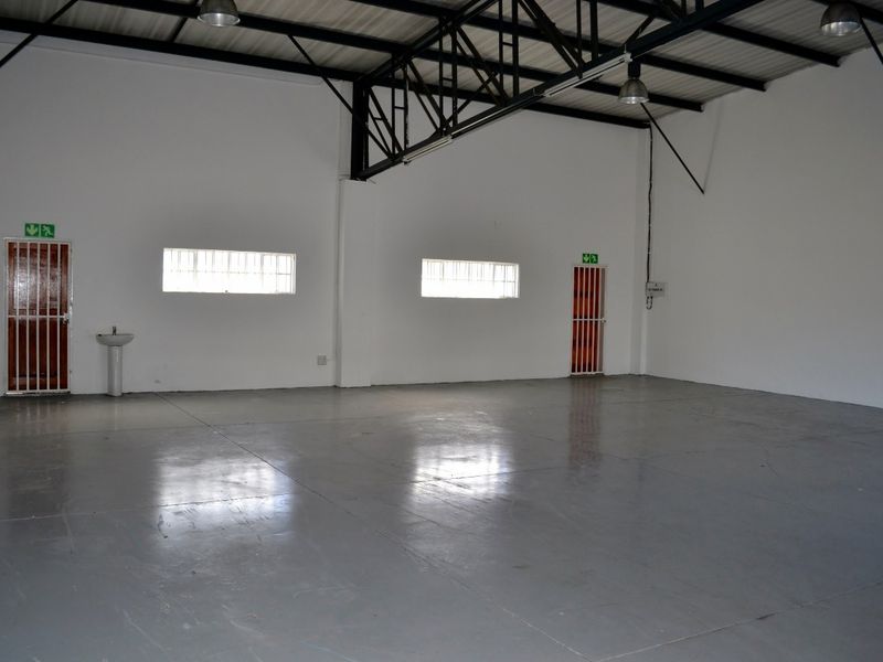 MINI UNIT, 150 SQM AT R 13 500 PM, IN MULTI TENANTED RETAIL OUTLET ON BUSY WITKKOPEN RD BLOUBOSRAND - Photo 8