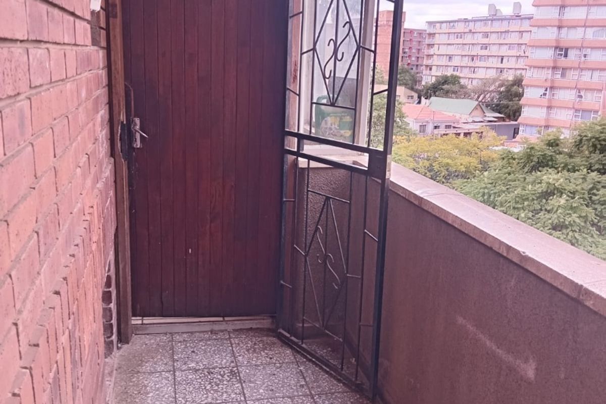 Apartment For Sale in Sunnyside, Pretoria - Photo 2