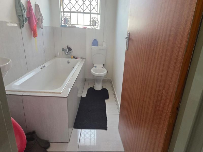 Neat 3-Bedroom Family Home in Crystal Park, Benoni - Photo 10