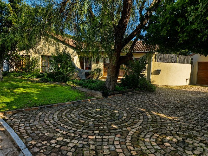 Spacious Family Living on a Large 1,081 m2 Stand in the Highly Desirable Hoogstede, Brackenfell - Photo 4