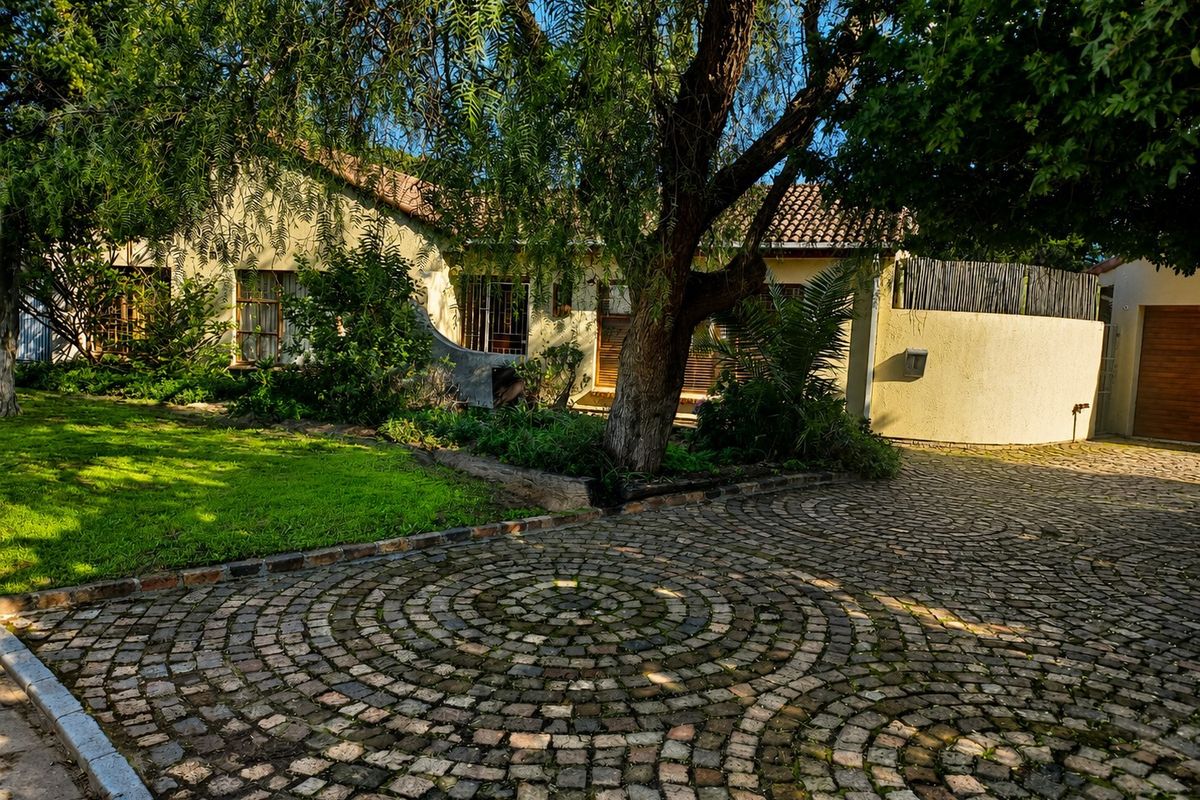 Spacious Family Living on a Large 1,081 m2 Stand in the Highly Desirable Hoogstede, Brackenfell - Photo 4