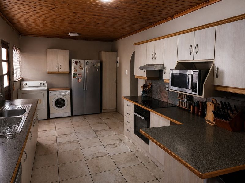 Spacious Family Living on a Large 1,081 m2 Stand in the Highly Desirable Hoogstede, Brackenfell - Photo 10
