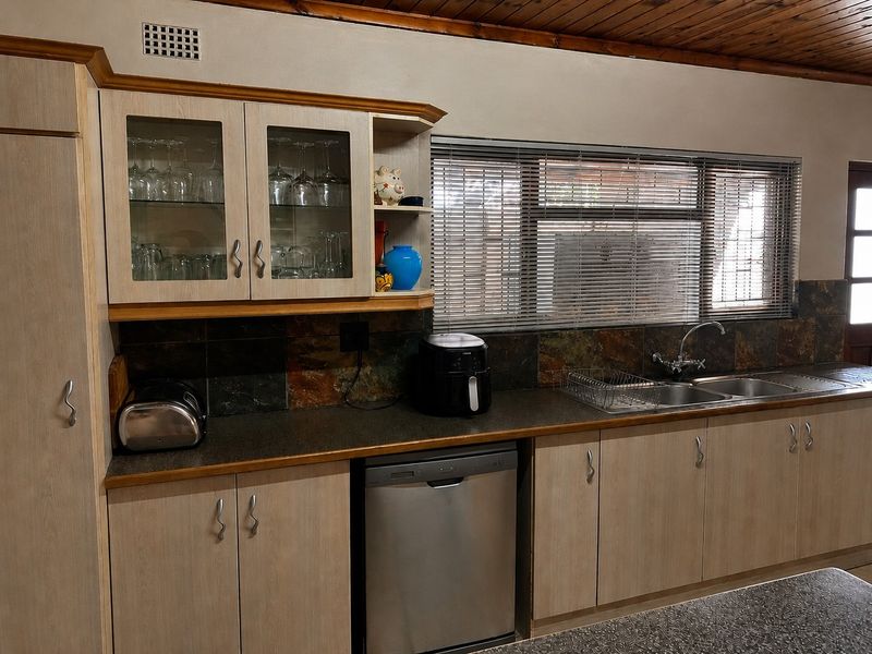 Spacious Family Living on a Large 1,081 m2 Stand in the Highly Desirable Hoogstede, Brackenfell - Photo 9