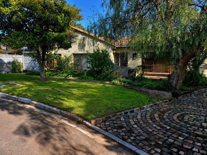 Spacious Family Living on a Large 1,081 m2 Stand in the Highly Desirable Hoogstede, Brackenfell - Photo 3